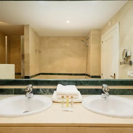 Apartamento 2 Bedroom Next To The In Elviria, Marbella